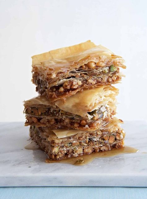 Vegan Baklava Recipe | Leite's Culinaria Vegan Greek Recipes, Vegan Baklava, Healthy Vegan Dessert, Baklava Recipe, Coconut Dessert, Pasta Fillo, Easy Vegan Dessert, Cake Vegan, Oreo Dessert