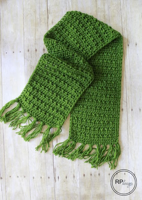 Check out this Fabulously Fall Fringe Scarf! Make it with this free pattern by Rescued Paw Designs, 2 skeins of Vanna's Choice (pictured in kelly green) and a size I (5.5mm) crochet hook. Fringe Scarf Crochet, Fall Fringe, Comfy Crochet, Col Crochet, All Free Crochet Patterns, Crochet Scarf Patterns, Crocheted Scarves, Gilet Crochet, Crocheted Scarf