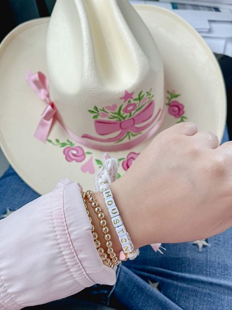 Cowgirl Hat Diy, Loveshackfancy Outfit, Diy Cowgirl Hat, Pink Cowgirl Aesthetic, Cowgirl Preppy, Pink Aesthetic Girly, Preppy Cowgirl, Diy Tiktok, Coquette Cowgirl