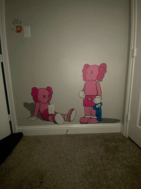 Paint Ideas For Walls Creative, Kaws Painting On Wall, Pink Kaws Painting, Kaws Wall Painting, Painting Ideas Kaws, Painted Wall Design Aesthetic, Painting On Wall Ideas, Kaws Drawing Easy, Painting Ideas On Wall