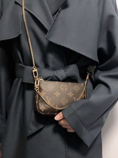 Designer Small Bags, Luis Vuitton Pochette, Mini Bag Aesthetic, Small Lv Bag, Lv Small Bag, Louis Vuitton Mini, Mini Louis Vuitton Bag, Crossbody Designer Bag, Louis Vuitton Aesthetic Outfit