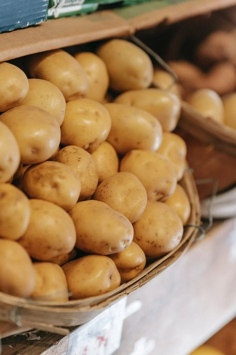 Basket with fresh potatoes placed on counter in market · Free Stock Photo Potato Photo, Grow Potatoes In Container, Container Potatoes, Green Potatoes, Garlic Roasted Potatoes, Baking Measurements, Fresh Potato, Product Photography Inspiration, Potato Crisps