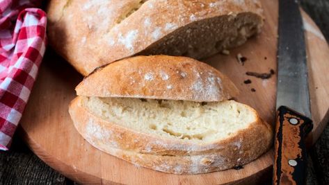 This yummy homemade low-sodium sourdough bread is perfect for sandwiches, or as toast in the morning. You can also dip it in soup, or make some garlic bread with it for an Italian dish. Low Sodium Sides, Farmhouse On Boone Sourdough, Leftover Bread Recipes, Low Sodium Bread, Premade Meals, Renal Recipes, Ckd Recipes, High Protein Flour, Using Sourdough Starter