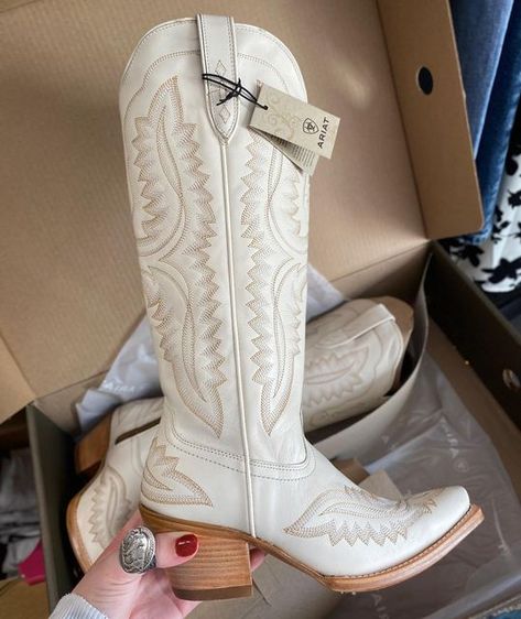 Blingy Cowgirl Boots, Cowgirl Bridal Boots, Weatern Wedding Boots, Ariat Wedding Boots, White Jeans Country Outfit, Jean Shorts With White Cowboy Boots, Womens Weatern Boots, Pointed Cowgirl Boots, Cowgirl Boots For Wedding Dress