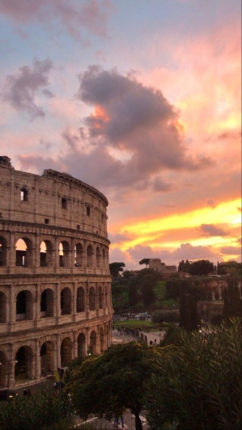 Italy Background, Italy Vibes, Italian Aesthetic, Road Trip Places, Europe Aesthetic, Italy Aesthetic, City Landscape, Vision Board 2023, Italian Summer