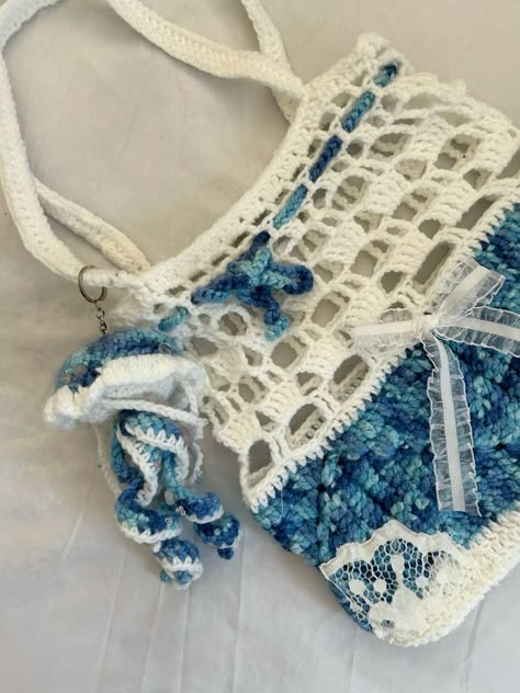 Crochet Bag Patterns for Shopping Crochet Ideas Practical, Crochet Ocean Theme, Ocean Inspired Crochet, Crochet Jellyfish Bag, Ocean Crochet Ideas, Ocean Crochet Bag, Ocean Bag Crochet, Crochet Sea Bag, Beach Crochet Ideas