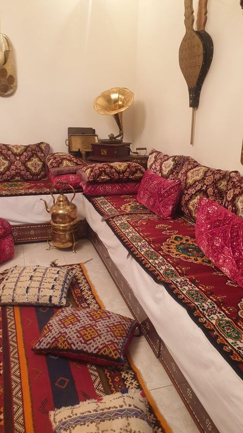 Arab Inspired Living Room, Arab Floor Seating, Pakistani Room, Kurdish House, Middle Eastern Living Room, Arab Living Room, Morroco Interior Design, Middle Eastern Interior, Moroccan Apartment