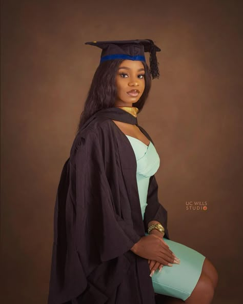 Graduation Poses Cap And Gown, Convocation Photography, Graduation Outfits For Women, Graduation Pictures Poses, Graduation Photo Shoot, Cap And Gown Pictures, Grad Photo Ideas, College Graduation Pictures Poses, College Graduation Photoshoot