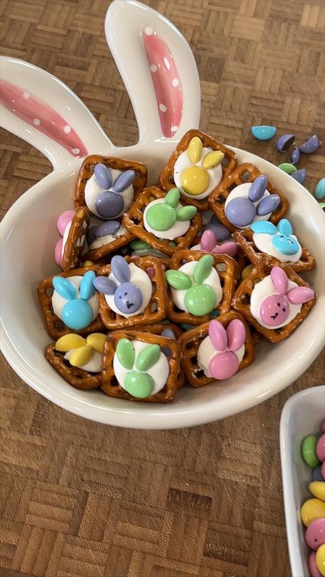 Bunny Pretzels, Fun Easter Snacks, Easter Pretzel, Easter Dessert Ideas, Easter Deserts, Easter Food Ideas, Easter Cake Recipes, Easy Easter Treats, Easter Party Food