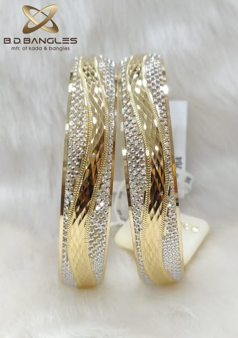 Bangles Jewelry Designs Gold Latest, Gold Bangals Design Latest, Cnc Bangles Design, Pendent Jewellery, Cnc Bangles, Outfits For Groom, Dhokla Recipe, Wedding Jewellery Designs, Cutwork Saree