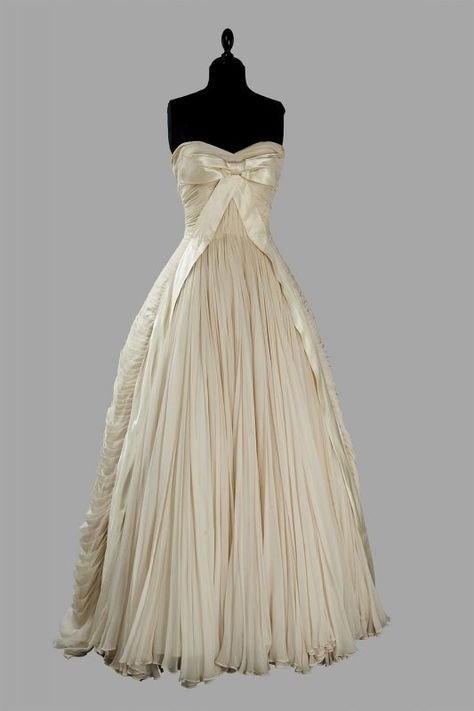 Beautiful vintage formal gown with bow Vintage Gold Dress, Vintage Designer Dresses, 1950s Gown, Cream Gown, Maggy Rouff, Evening Wedding Dress, Formal Dress Long, 파티 드레스, Princess Gown