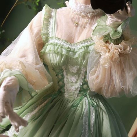 Green Victorian Dress, Green Princess, Old Fashion Dresses, Dresses Aesthetic, Royal Dresses, Old Dresses, Fantasy Gowns, Dress Aesthetic, فستان سهرة