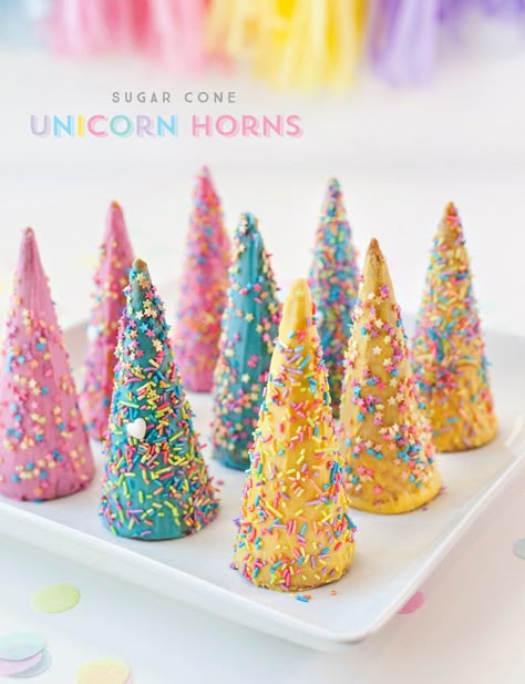 Perfect for a birthday party, end of school party, or a just because party, we have tons of unicorn party ideas to throw the ultimate unicorn party.  Unicorns are all the rage right now and for good reason. Fun colors, tasty treats, and of course, unicorns.  Horn headbands, all the rainbow treats, unicorn games, unicorn decor … Unicorn Bday Party, Lila Party, Unicorn Party Food, Unicorn Birthday Party Ideas, Rainbow Unicorn Party, Unicorn Party Ideas, Sugar Cones, Birthday Unicorn, Party Hostess