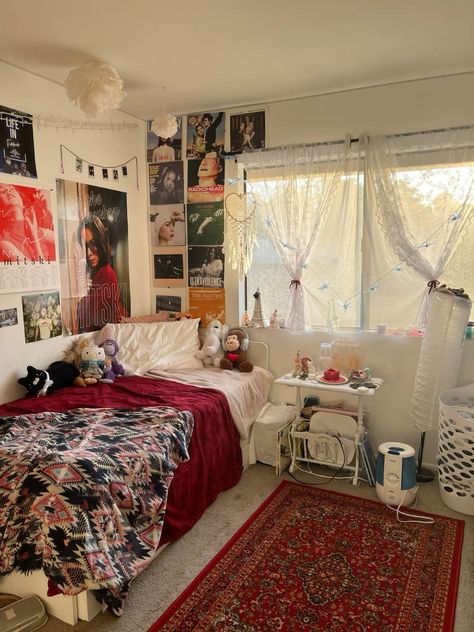 2012 Bedroom Aesthetic, Room Ideas Ikea Bedroom, Fairy Lights And Polaroids, Down Town Room Decor, College Dorm Room Ideas Y2k, Cute Funky Bedroom, Downtown Dorm Room, Thrifty Room Aesthetic, Downtown Room Inspo Aesthetic