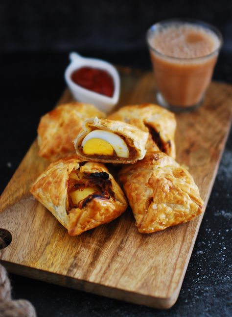 Spicy egg masala wrapped in flaky puff pastry. A common bakery item in Kerala. Egg Puff Recipe, Kerala Snacks, Kerala Dishes, Egg Masala, Egg Puff, Spicy Eggs, Kerala Recipes, How To Make Eggs, Pani Puri