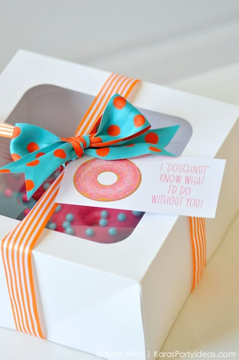 Donut Decorating Ideas, Donut Gifts, Donut Box, Dessert Packaging, Homemade Donuts, Baked Treats, Delicious Donuts, Donut Party, Diy Teacher Gifts