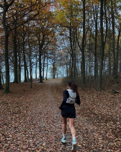 Laura Kassem | More autumn vibes.. from last weekend in Aarhus | Instagram Running In Autumn, Autumn Running Aesthetic, Runs Aesthetic, Runners Aesthetic, Xc Aesthetic, Running In Nature, Autumn Winter Aesthetic, Running In Winter, Running Vibes