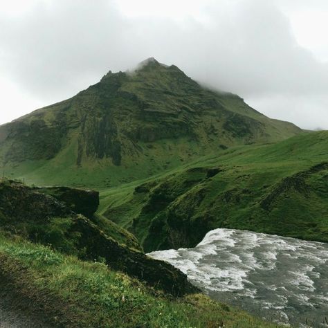 Yennefer Of Vengerberg, Green Mountain, Nature Aesthetic, Pretty Places, Green Aesthetic, Mother Earth, Beautiful World, Outlander, Happy Places