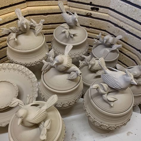 Gary Jackson Pottery, Pottery Birds, Bird Pottery, Ceramic Sculpture Figurative, Pottery Projects, Pottery Lessons, Hand Building, Pottery Painting Designs, Pottery Handbuilding