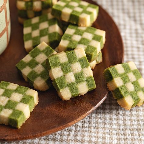 Matcha Checkerboard Cookies Checkered Cookies, Cracker Ideas, Hari Raya Cookies, Matcha Dessert Recipes, Matcha Roll Cake, Checkerboard Cookies, Raya Cookies, Menu Buka Puasa, Matcha Mochi