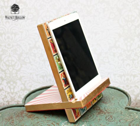 DIY Wooden Tablet Stand Diy Tablet Holder, Diy Tablet Stand, Ipad Stand Diy, Small Scrap Wood Projects, Diy Ipad Stand, Build A Router Table, Diy Tripod, Wooden Ipad Stand, Guitar Wall Hanger