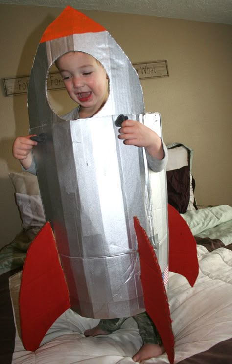 Blog about simple crafts, boredom busters, gift ideas and real life insights from a creative Mom of boys! Diy Rocketship Costume, Diy Rocket Costume, Rocketship Costume, Planets Costume, Rocket Halloween Costume, Toddler Ipad, Planet Costume, Diy Astronaut Costume, Outer Space Costume