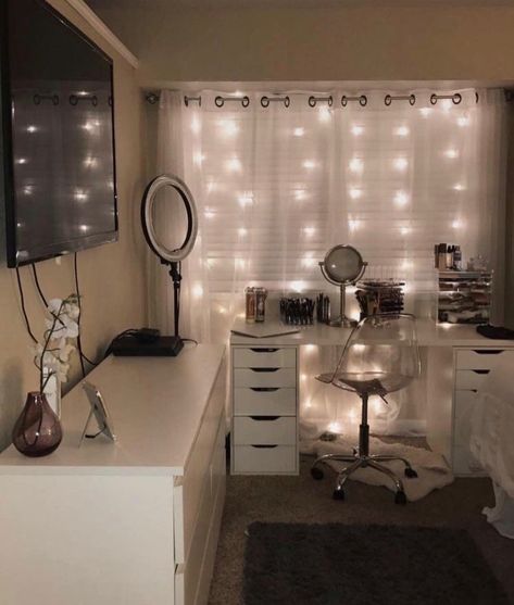 Diy Apartment Decor, Vanity Room, Glam Room, Makeup Rooms, Room Deco, Teen Room Decor, Makeup Room, Stylish Bedroom, Teen Room