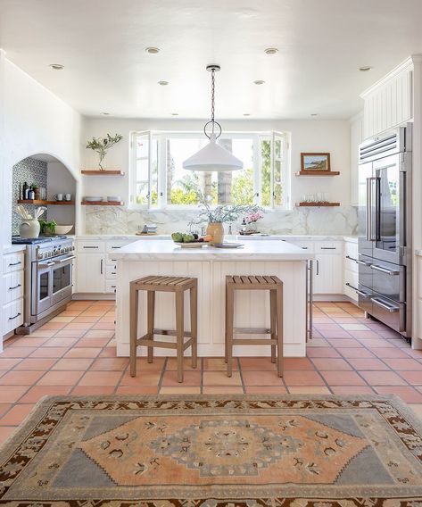 Spanish Style Kitchen And Living Room, Minimalist Hacienda Style, Spanish Villa Style Kitchen, Spanish Style Kitchen Decor Ideas, Spanish Style Interior Design Kitchen, California Spanish Style Kitchen, Spanish Home Inspiration, Spanish Tile Interior Design, Mediterranean Home Decor Kitchen