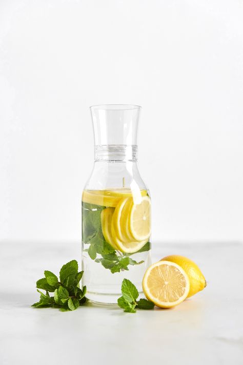 Mint Infused Water, Lemon Water Health Benefits, Boil Lemons, Lemon Juice Benefits, Lemon And Mint, Water Health Benefits, Hot Lemon Water, Water Lemon, Lemon Health Benefits