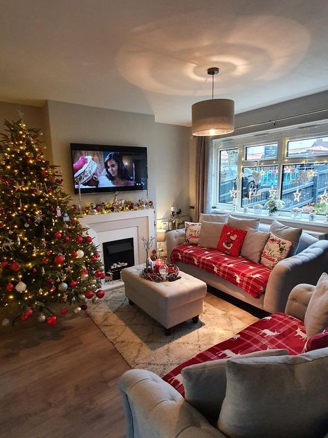 Living Room Designs Christmas, How To Decorate A Small Living Room For Christmas, Holiday Decor Christmas Living Room, Christmas Decorated Living Room, Christmas Tree Living Room Layout, Cozy Christmas Decor Living Room, Christmas Couch Decor, Living Room Ideas Christmas, Christmas Decoration Living Room