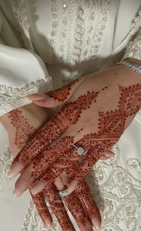 Henna Bride Designs, Arab Wedding Henna, Wedding Henna Designs Brides Simple, Engagement Henna Designs, Bride Henna Designs, Bengali Henna, Algerian Henna, Moroccan Henna Designs, Fessi Henna