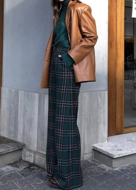 Plaid Pants Outfit, Trendy Date Night Outfit, Winter Pants Outfit, Green Turtleneck, Date Night Outfit Ideas, Night Outfit Ideas, Looks Country, Christmas Look, Plaid Pants