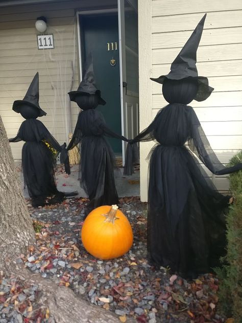 Diy Front Yard Ghosts, Diy Witches Halloween Decorations, Witch Halloween Front Yard, Halloween Outside Decorations Diy Witches, Witches House Halloween Decorations Outdoor, Diy Witches Yard Decor, Front Gate Halloween Decor, Halloween Outdoor Witches, How To Make A Witch For The Yard