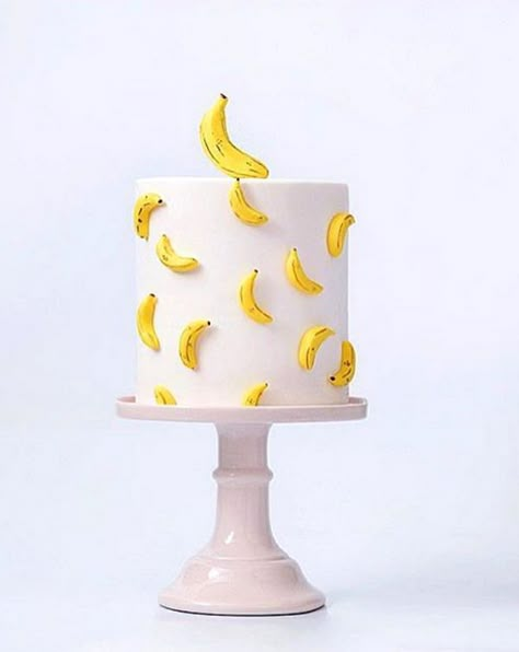 Simple and fun banana cake! Banana Birthday, Curious George Cakes, Banana Party, Banana Cake Recipes, Curious George Birthday Party, Monkey Birthday Parties, Monkey Party, Curious George Birthday, Monkey Birthday