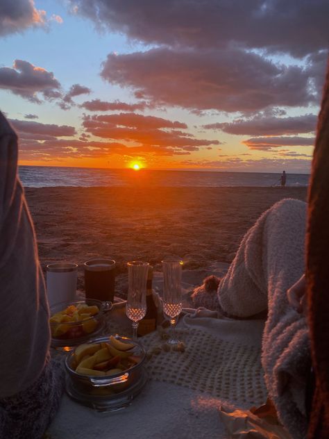 Picnic On A Beach, Date Asethic, Beach Cozy Aesthetic, Date Vibes Aesthetic, At Home Dates Aesthetic, Swimming Date Aesthetic, Dream Date Aesthetic, Date Night Vision Board, Picnic By The Beach