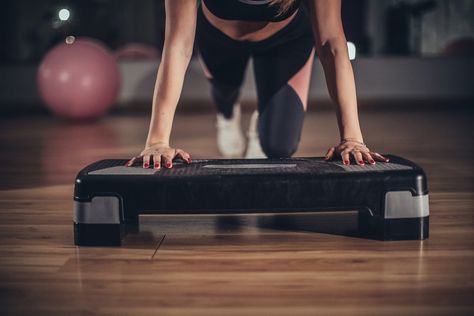 The step is for more than cardio. Try these 24 moves using a step to tone your core, arms and build total-body strength and agility. Stepper Exercises, Step Exercises, Step Bench, Psoas Stretch, Running Strength Training, Aerobic Step, Step Aerobics, Bench Workout, Workout Stations