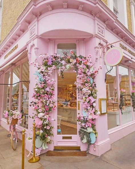 Karen's Cottage - Source - Peggy Porschen... | Facebook Peggy Porschen Cakes, Peggy Porschen, Store Design Boutique, Salon Suites, Interior Vintage, Bakery Design, Boutique Ideas, Shop Fronts, Shop Decor