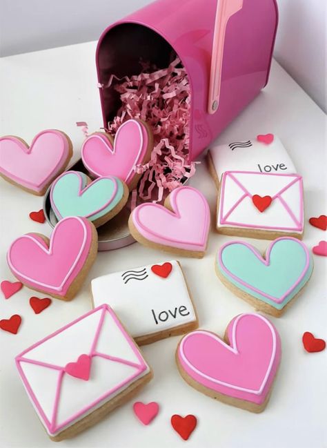 Staging Cookie Photos, Easy Valentines Cookies Decorated, V Day Cookies, Valentine Cookie Box Ideas, Valentines Baked Goods To Sell, February Cookies, Valentines Treat Boxes Sweets, Design Chocolate Cake, Cute Sugar Cookies