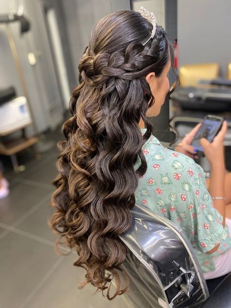 Quinceanera Hairstyles All Down Curls, Down Hairstyles Quinceanera, Braid Hairstyles For Quinceanera, Braided Hairstyles For Sweet 16, Quinceñera Hairstyles With Crown, Queincearra Hairstyles, Quince Hairstyles Braids, Quinceanera Hairstyles With Braids, Quinceanera Half Up Half Down Hairstyles