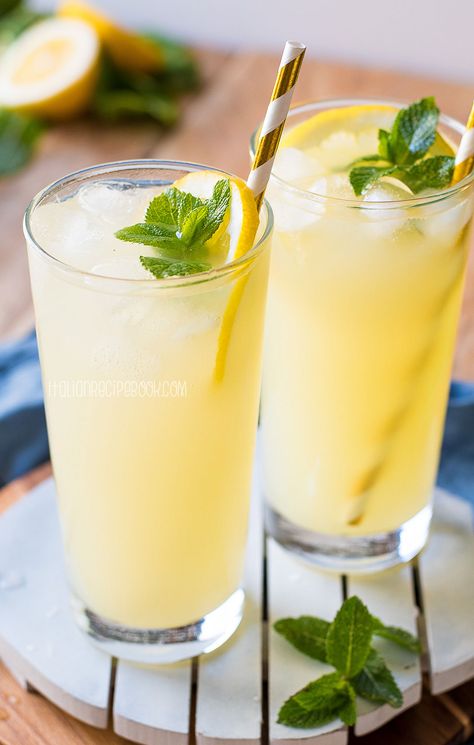 Italian Beverages Drinks, Italian Mock Tail, Italian Drinks Nonalcoholic, Pear Lemonade Recipe, Limonada Aesthetic, Italian Drink Recipes, Italian Lemonade, Italian Beverages, Lemonade Aesthetic