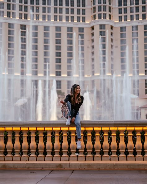 Vegas Pictures Ideas, Poses In Vegas, Pictures To Take In Las Vegas, Vegas Senior Pictures, Las Vegas Photoshoot Ideas, Vegas Photoshoot Ideas, Vegas Inspo Pics, Las Vegas Senior Photos, Bellagio Las Vegas Photo Ideas