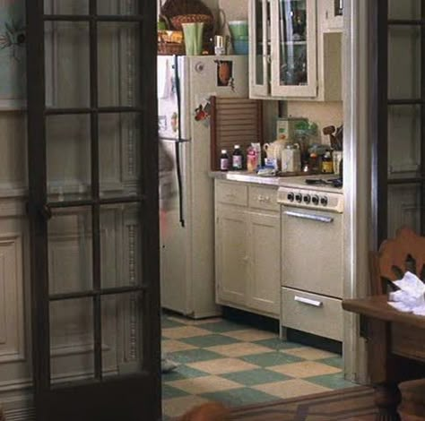 Tom Hanks And Meg Ryan's "You’ve Got Mail" Apartments Are Still Incredible 20 Years Later Meg Ryan Youve Got Mail Apartment, Meg Ryan Apartment, Youve Got Mail Interior, Meg Ryan’s Apartment In You’ve Got Mail, 20 Something Apartment, You Got Mail Aesthetic, Meg Ryan Aesthetic, You Got Mail, Nora Ephron Interiors