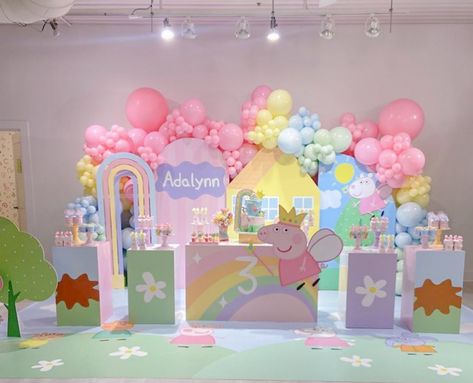 Peppa Pig Themed Birthday Party, Peppa Pig Birthday Decorations, Balloon Decorations Diy Tutorials, Peppa Pig Birthday Party Decorations, Farm Backdrop, Peppa Pig Decorations, Birthday Party Snacks, Peppa Pig Birthday Party, Pepa Pig