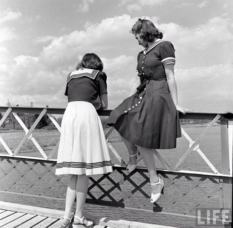 50s Inspired Fashion, 1940s Outfits, Alfred Eisenstaedt, Vintage Sailor, 20th Century Fashion, Sailor Dress, Vintage Life, Nautical Fashion, 1940s Fashion