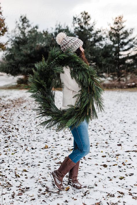 Christmas Wreath Photography, Christmas Wreath Photoshoot, Wreath Photoshoot, Novogodišnja Dekoracija, Santa Minis, Wreath Workshop, Photo Wreath, Handmade Christmas Wreaths, Santa Mini