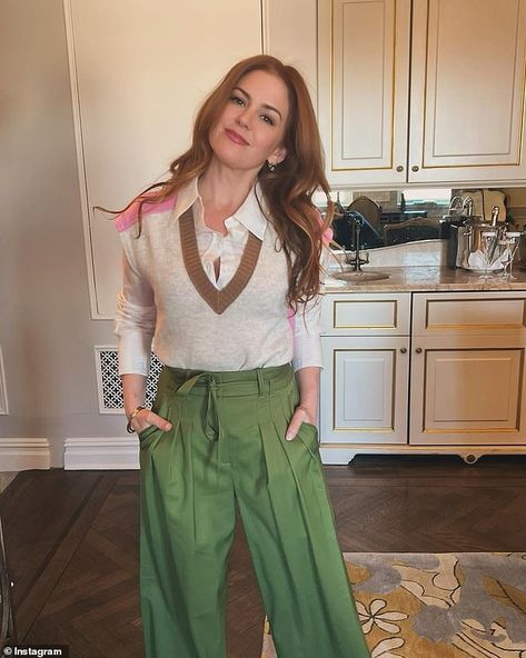 Isla Fisher looked effortlessly stylish as she posed for an impromptu photoshoot backstage... Isla Fisher Style, Drew Barrymore Show, Black Floral Print Dress, Isla Fisher, Warren Buffett, Berkshire Hathaway, Drew Barrymore, Bank Of America, Gorgeous View