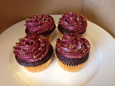 FSU Cupcakes, garnet & gold cupcakes Maroon And Gold Cupcakes, Maroon Cupcakes, Fsu Cake Ideas, Chocolate Merlot Cupcakes, Garnet And Gold Graduation Party, Bubble Drink, Gold Cupcakes, Gold Sprinkles, Football Cake