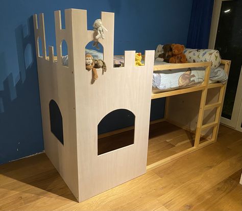 Kura Castle Bed, Castle Loft Bed Diy, Loft Bed Castle, Kids Castle Bed, Diy Castle Bed, Bunk Bed Rooms Decor, Bunk Beds For Girls, Castle Bedroom Kids, Girls Bedroom Decorating