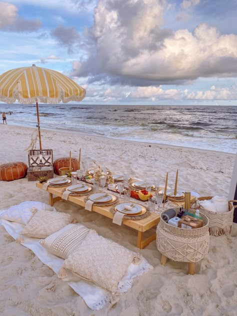 Beach Dinner Parties, Romantic Beach Picnic, Beach Picnic Party, Picnic Party Decorations, Picnic Business, Luxury Picnic, Beach Picnics, Picnic Theme, Beach Table