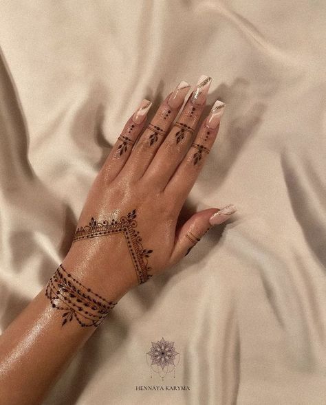 Henna In Palm, Henna Tattoo Leg Design, Tattoo With Henna, Hand Tattoos Henna Style, Henna On Palm Simple, Henna Inspo Simple Easy, Simple Henna Designs Hand Palm, Cute Hannah Designs, Back Of Hand Henna